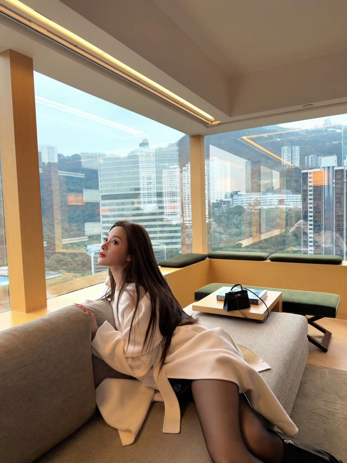 孙嘉璐🖤风衣配黑丝长靴