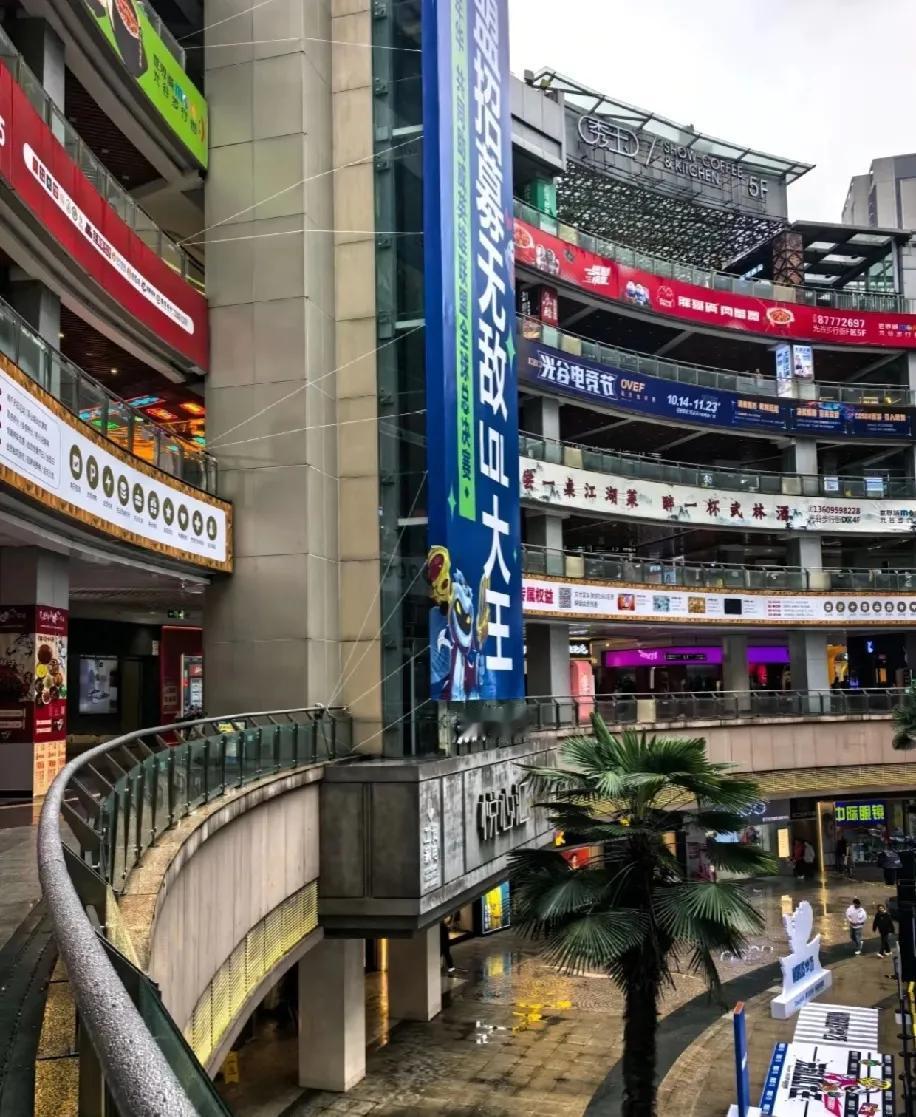 300万买的商铺，现在160万都没人要？商铺这坑太深了亲戚2019年砸30