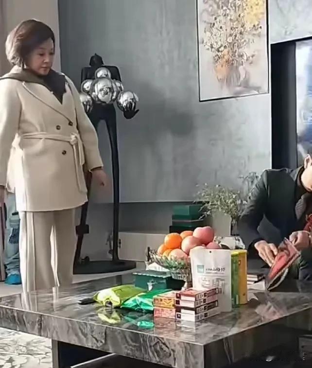 刘晓庆，你是玩开心了，旁边的男演员可是受苦了啊！能有几个老年人和你一样呢