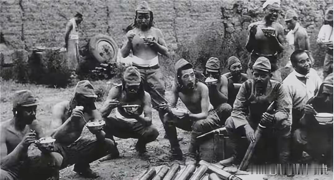 70岁老人被逼站树桩“表演”，南京大屠杀里，日军的恶，没有底线。1937年