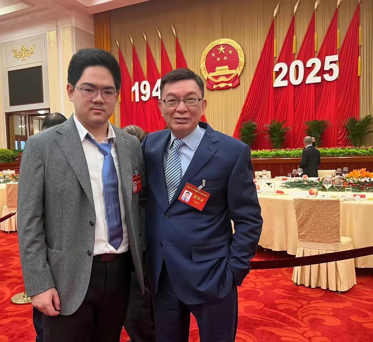 台湾苑举正能参加国庆招待会，确实是因为根正苗红。应该是2014年，新党的杨世光