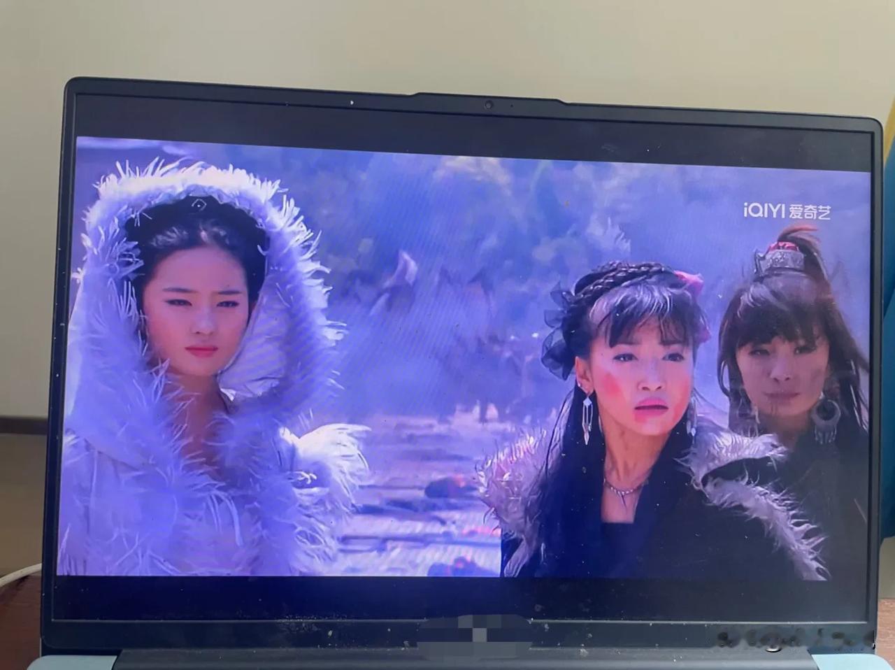 这尼玛主角和配角差距也太大了吧，穿的衣服都不一样，一个闪闪发亮，两个黑不拉叽