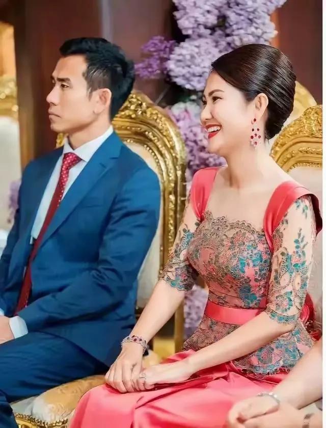 洪森大女儿太厉害，出门只坐劳斯莱斯，💎柬埔寨传媒女王的穿搭也太会了吧！洪森