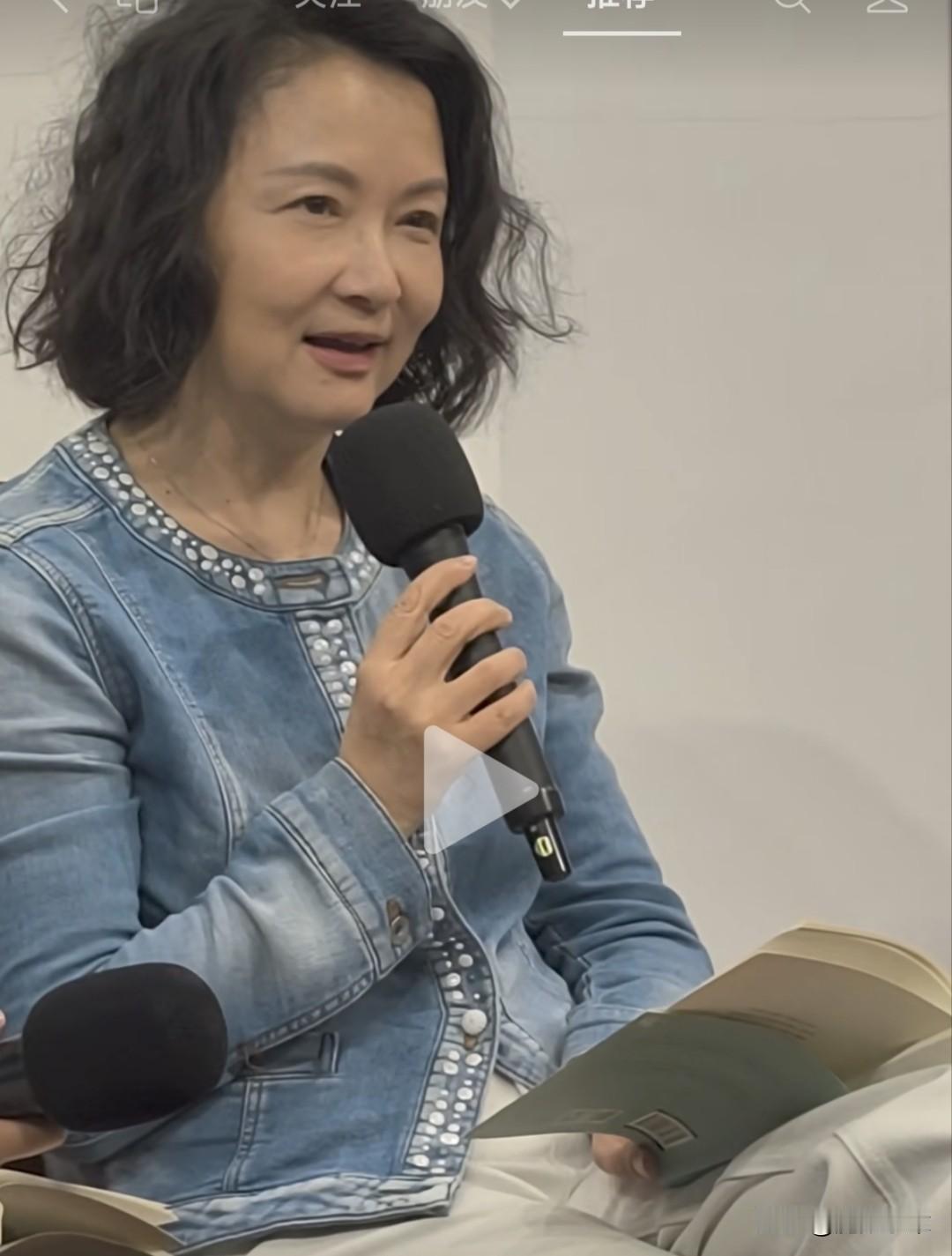 上海知名女主持人袁鸣被网友称“优雅地老去”。近期，一条主持人袁鸣声情并茂朗读散