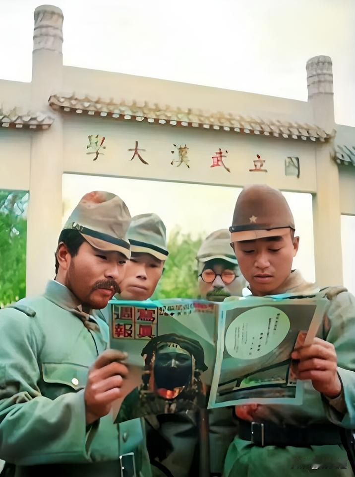 1938年，四名日军在武汉大学牌楼下看他们自编自导的杂志。日军侵占武汉大学后，拆