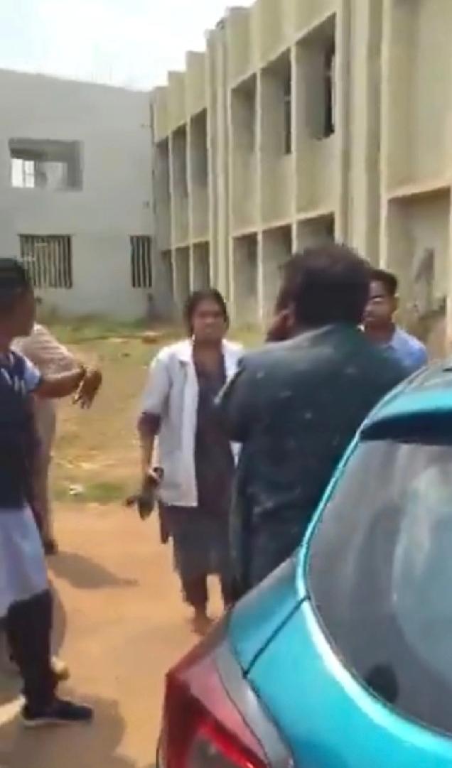 印度卡纳塔克邦（Karnataka）发生离谱事件，一名50岁医学院助理教授，竟在