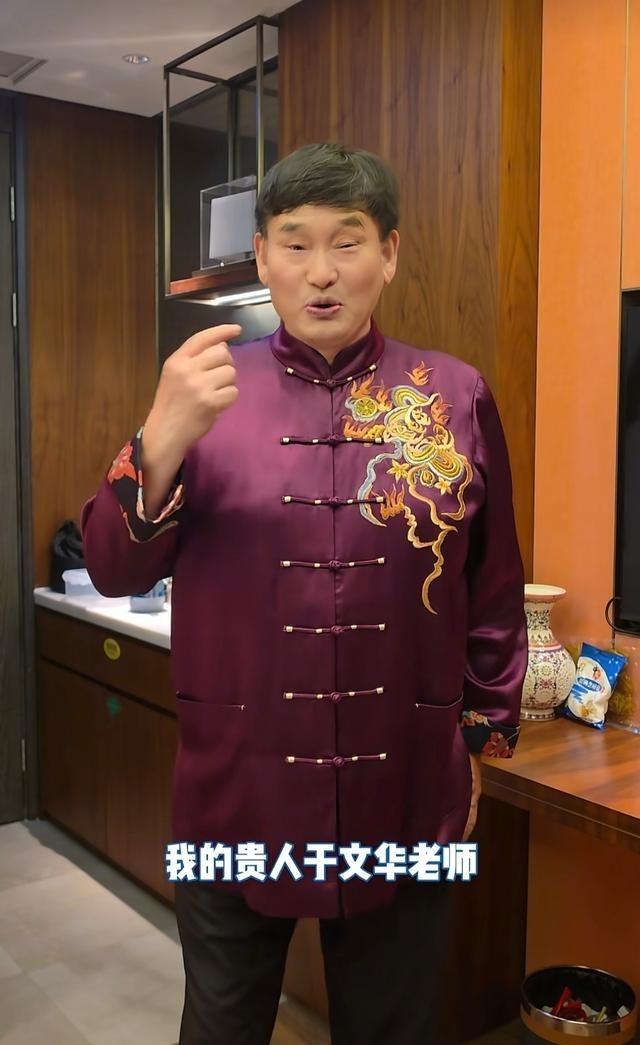朱之文嘴皮子真溜！演出前，他在于文华房间彩排：“大家好，我是农民歌手朱之文，今天