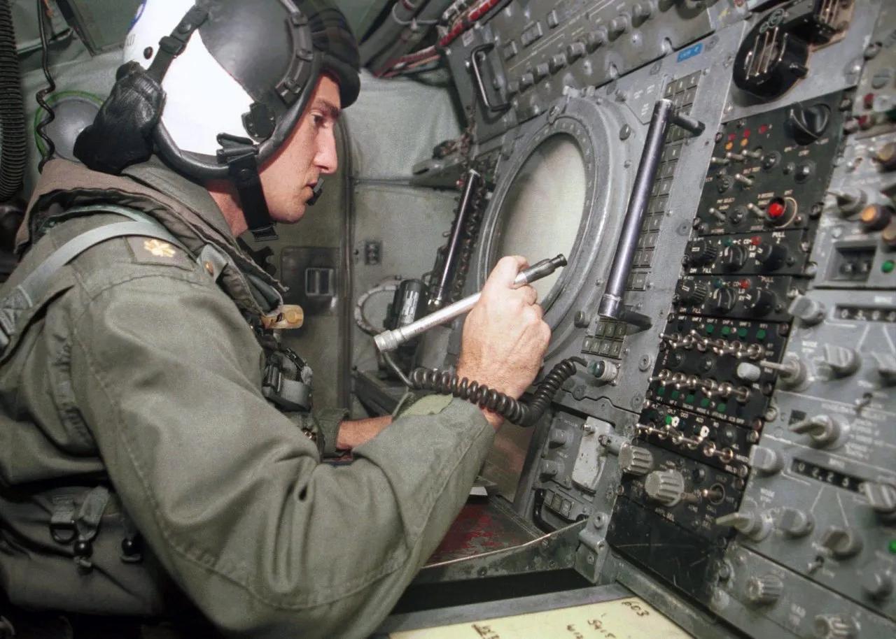 E2C鹰眼舰载预警机堪称航空母舰飞行甲板上最为复杂的飞机。狭窄机舱内，需容纳五名