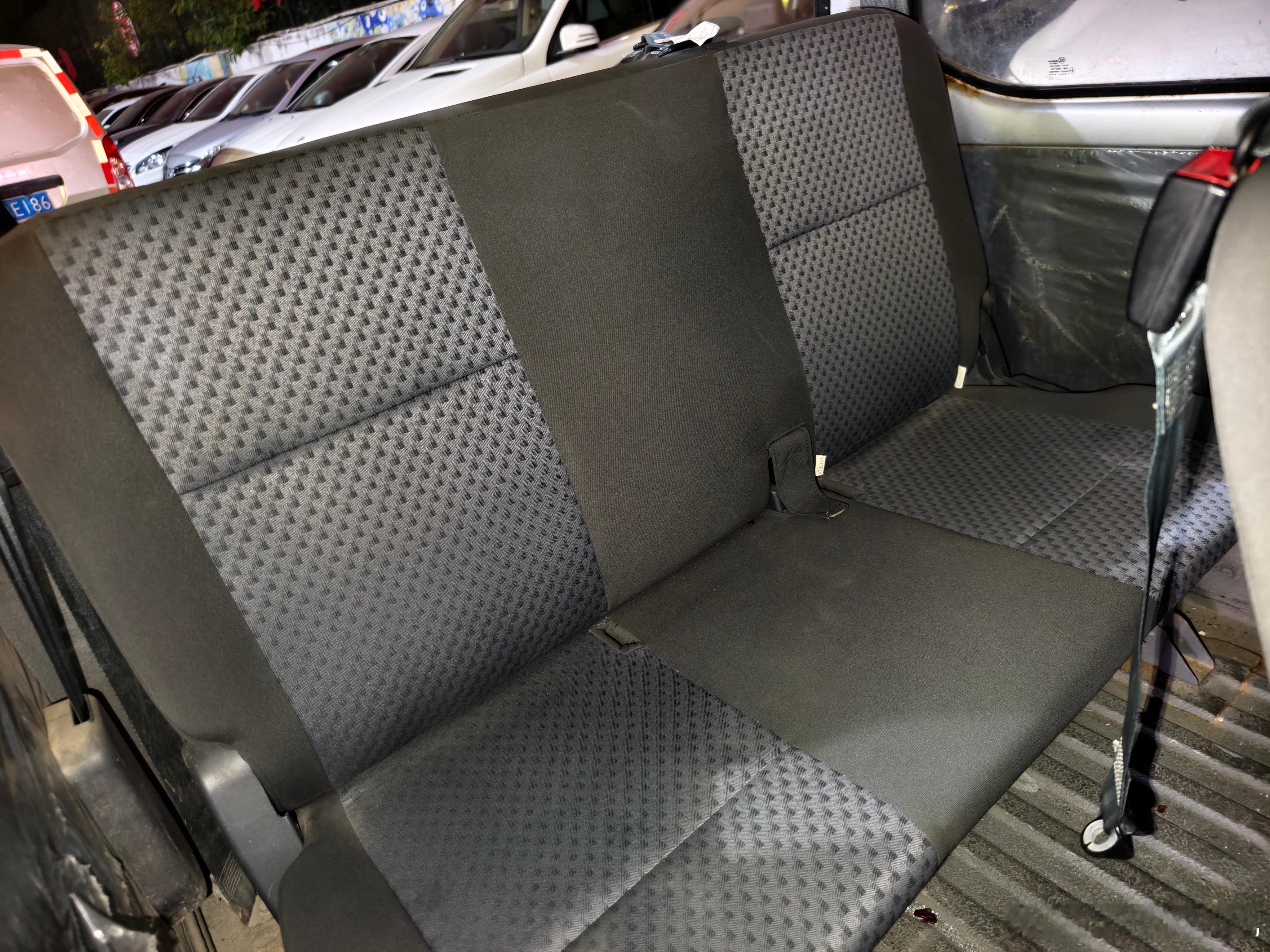 卧槽，座椅挺新的，后盖好恶心