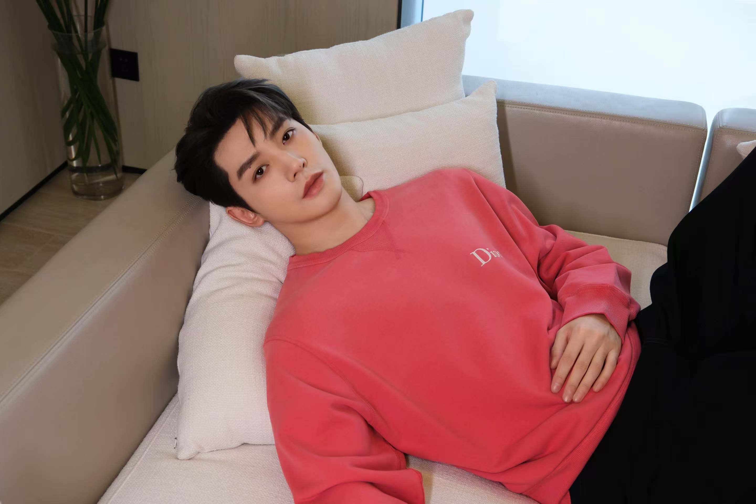 邓为in𝗗𝗶𝗼𝗿2026夏季男装卫衣搭配棒球帽与Jett信使包，浪漫