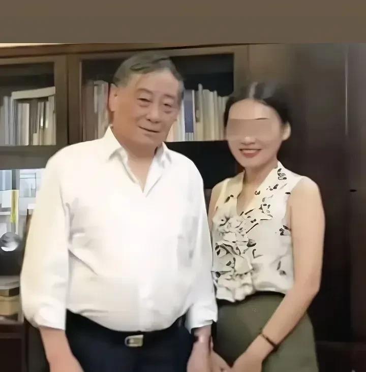 宗庆后都走了一年多啦，他家这事儿闹得，比电视剧还热闹！前阵子啊，突然冒出来三个