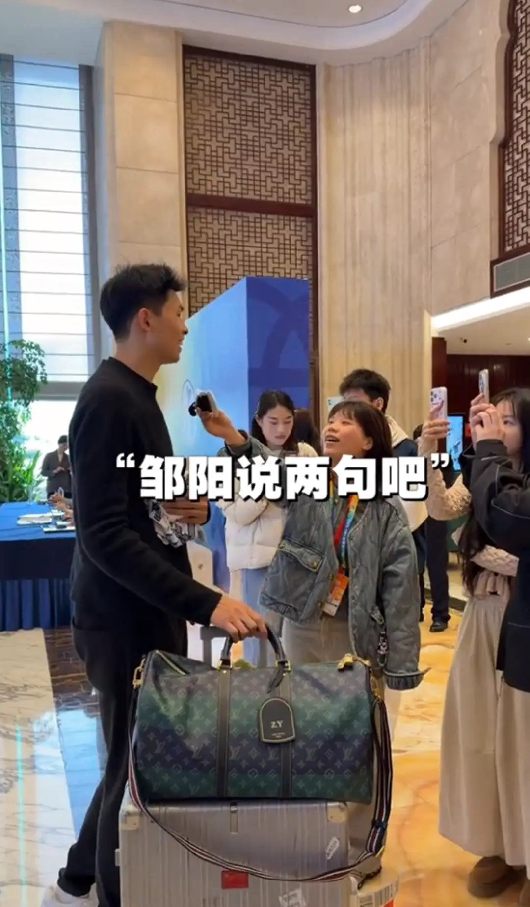 水均益女婿晒照秀恩爱，水亦诗与小7岁老公同框，眼神温柔含情！