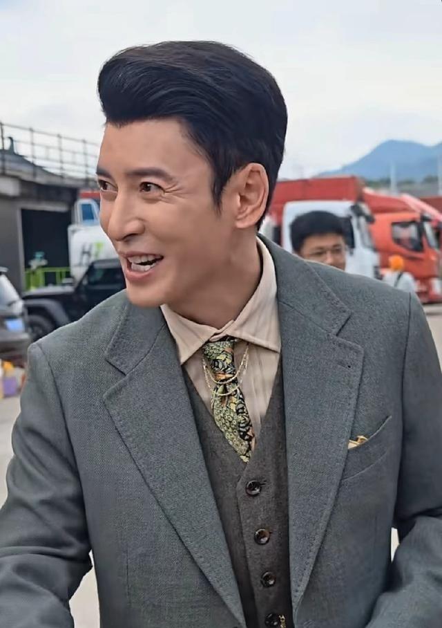 横店凌晨三点，韩栋收工，卸妆水一擦，脸还在反光。他说拍短剧像打电动，一天三十