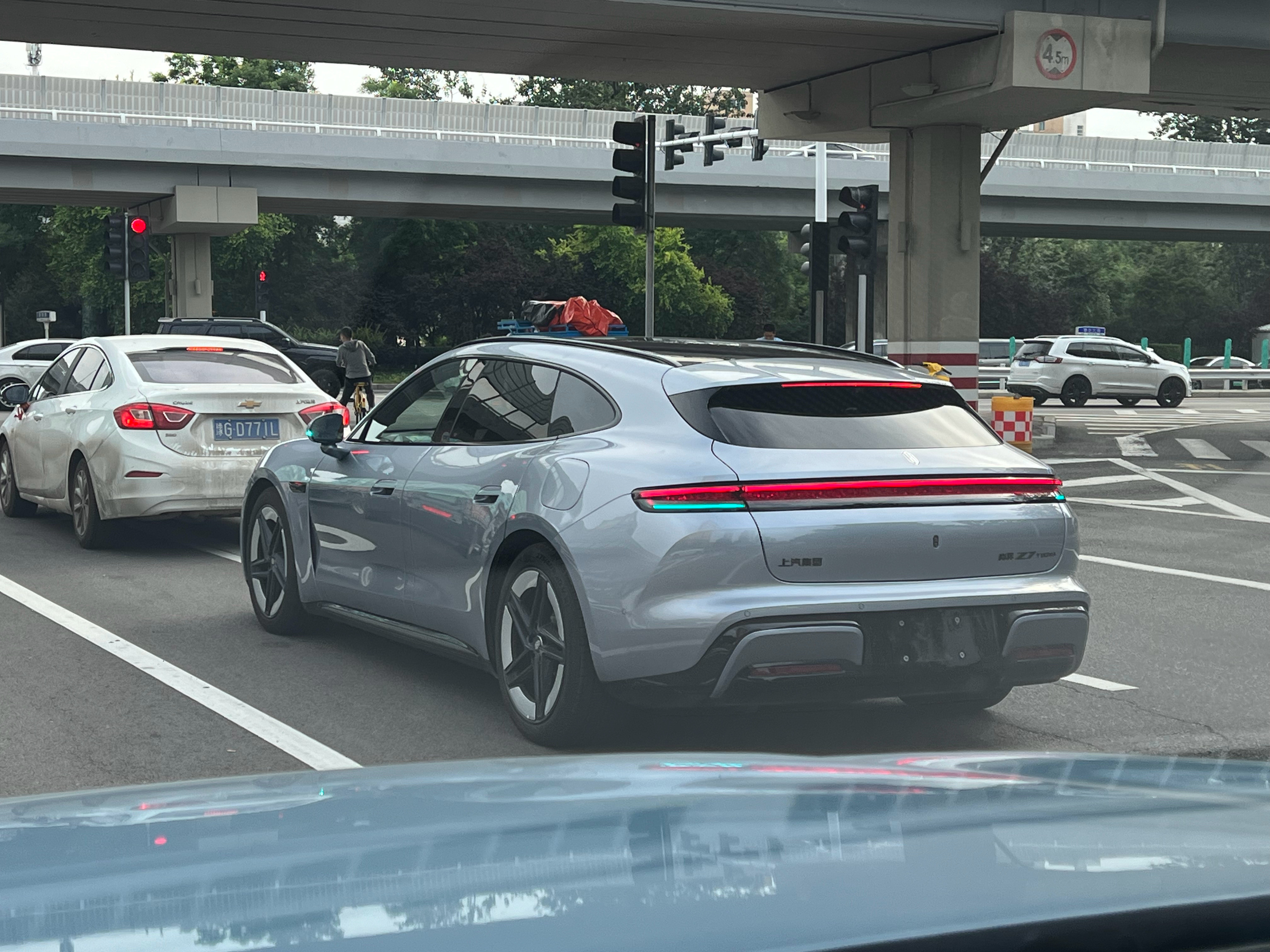 发生了什么，这是我今天看到的第三台了都是新车，俩三箱，一个旅行都开着小蓝灯这也太