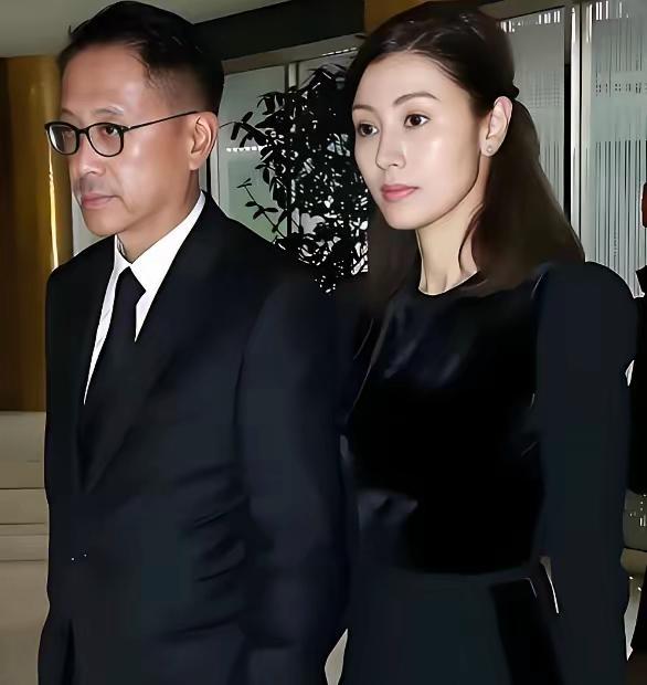 许晋亨当年不顾父亲反对，执意娶了李嘉欣。老爷子去世留下400多亿遗产，却全放进家
