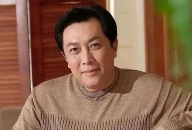 1990年除夕夜，唐国强的妻子洗完澡化完妆，用一根绳子结束了自己的生命，她