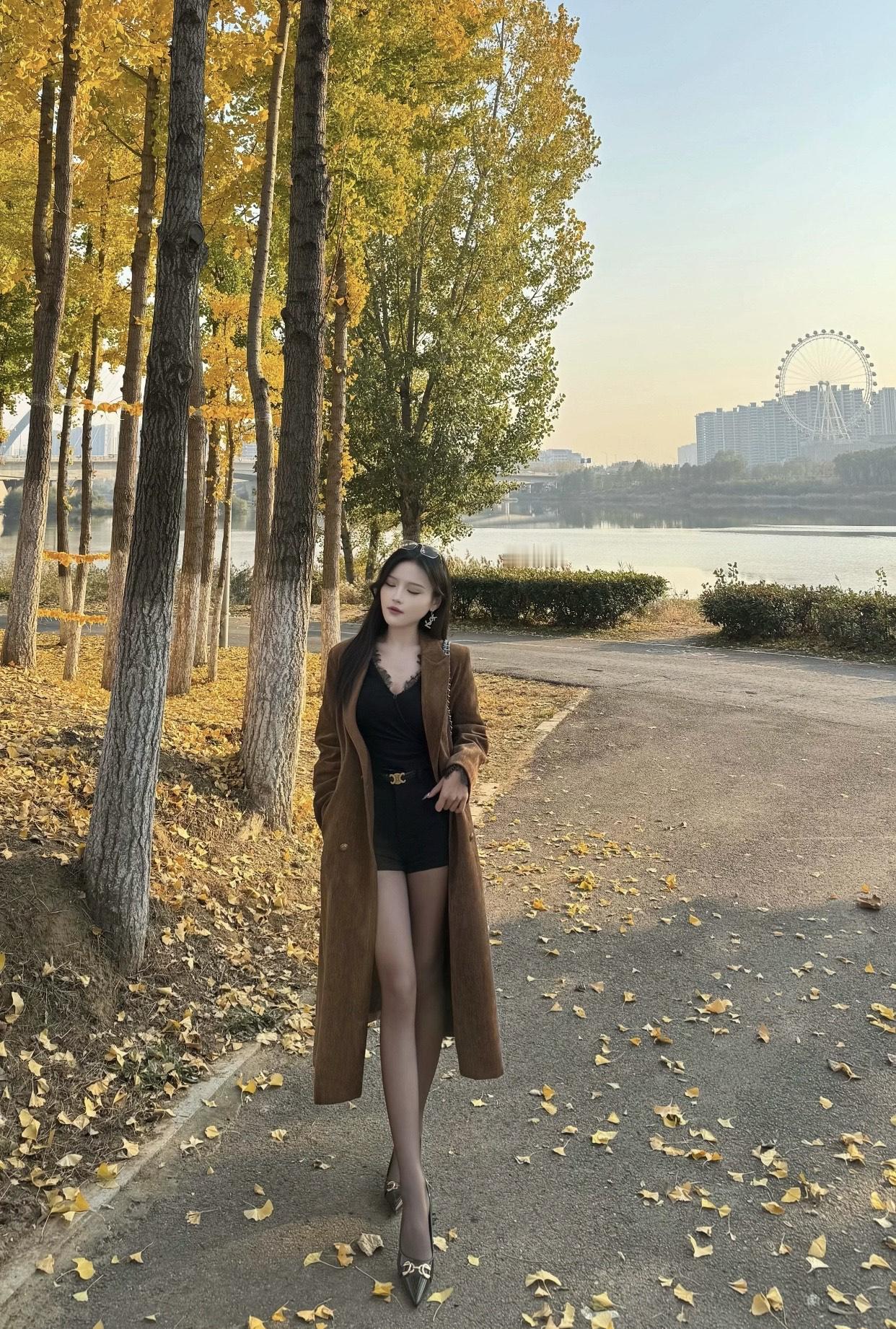 高跟鞋要怎么搭配才好看穿短裙时，配细跟高跟鞋，显腿长。