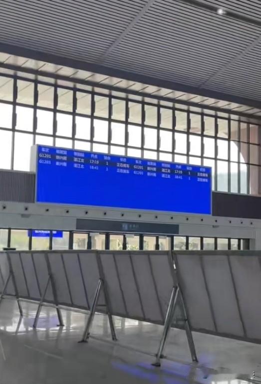 广湛高铁云浮新兴南站的站房已然建成，站前广场也已完工，只待通车。广湛高铁新兴南站