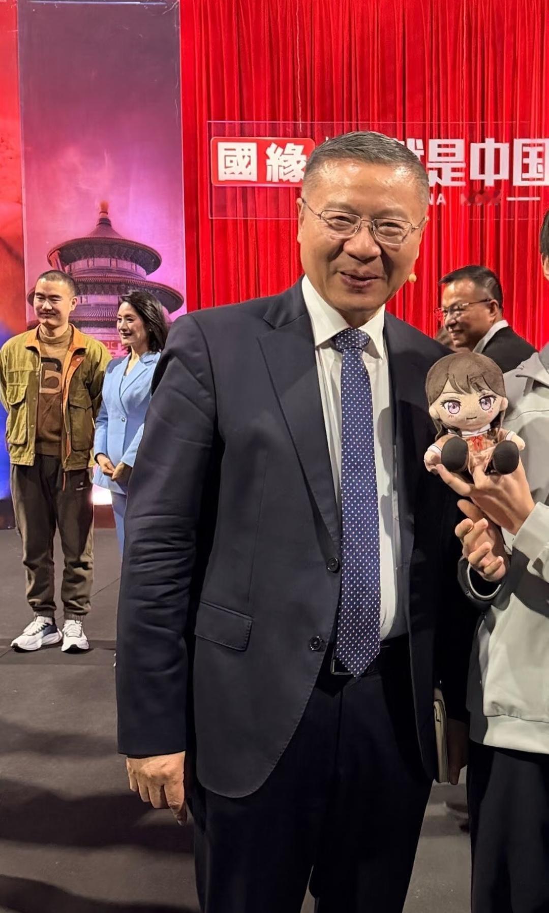 张维为教授的微笑。这是最近《这就是中国》节目的录制现场照片。张教授面露微笑，与