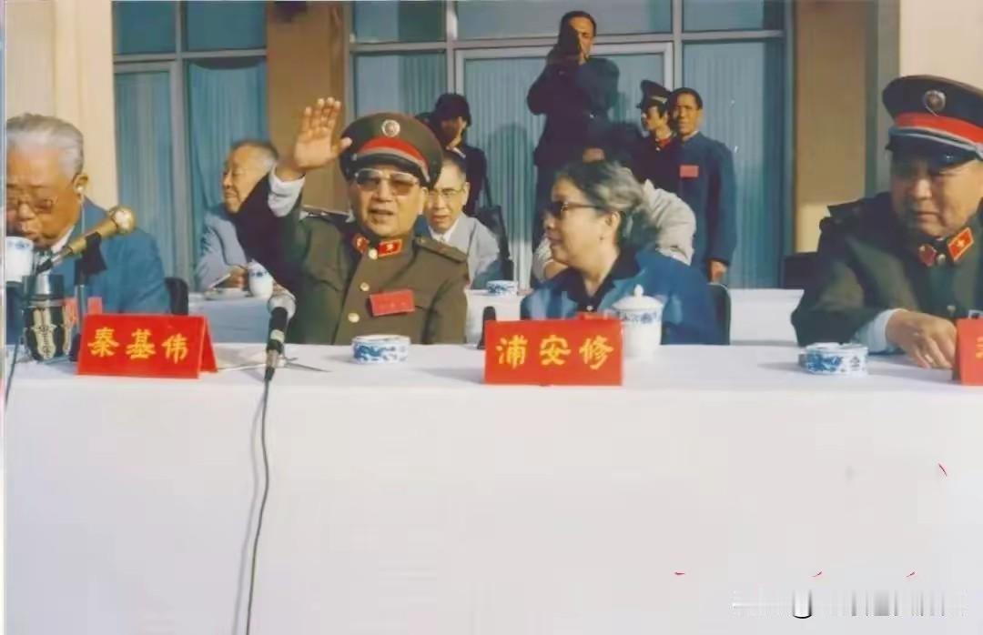 这是八路军太行纪念馆落成剪彩现场的珍贵纪实镜头，会场布置庄重朴素，长桌铺着洁白桌
