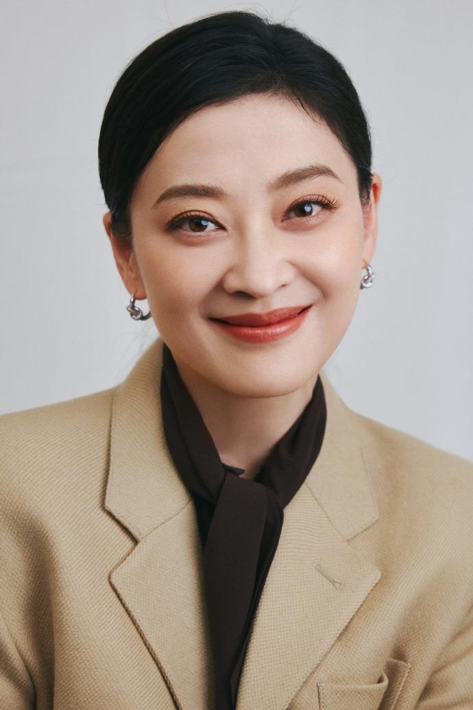 演员梅婷说：“我之前的那位先生，比我大六岁，他只是看着小，他给我的感觉是很干净阳
