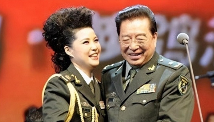 1990年，51岁的李双江要娶小20多岁的学生梦鸽，母亲拉着李双江的手，老泪纵横