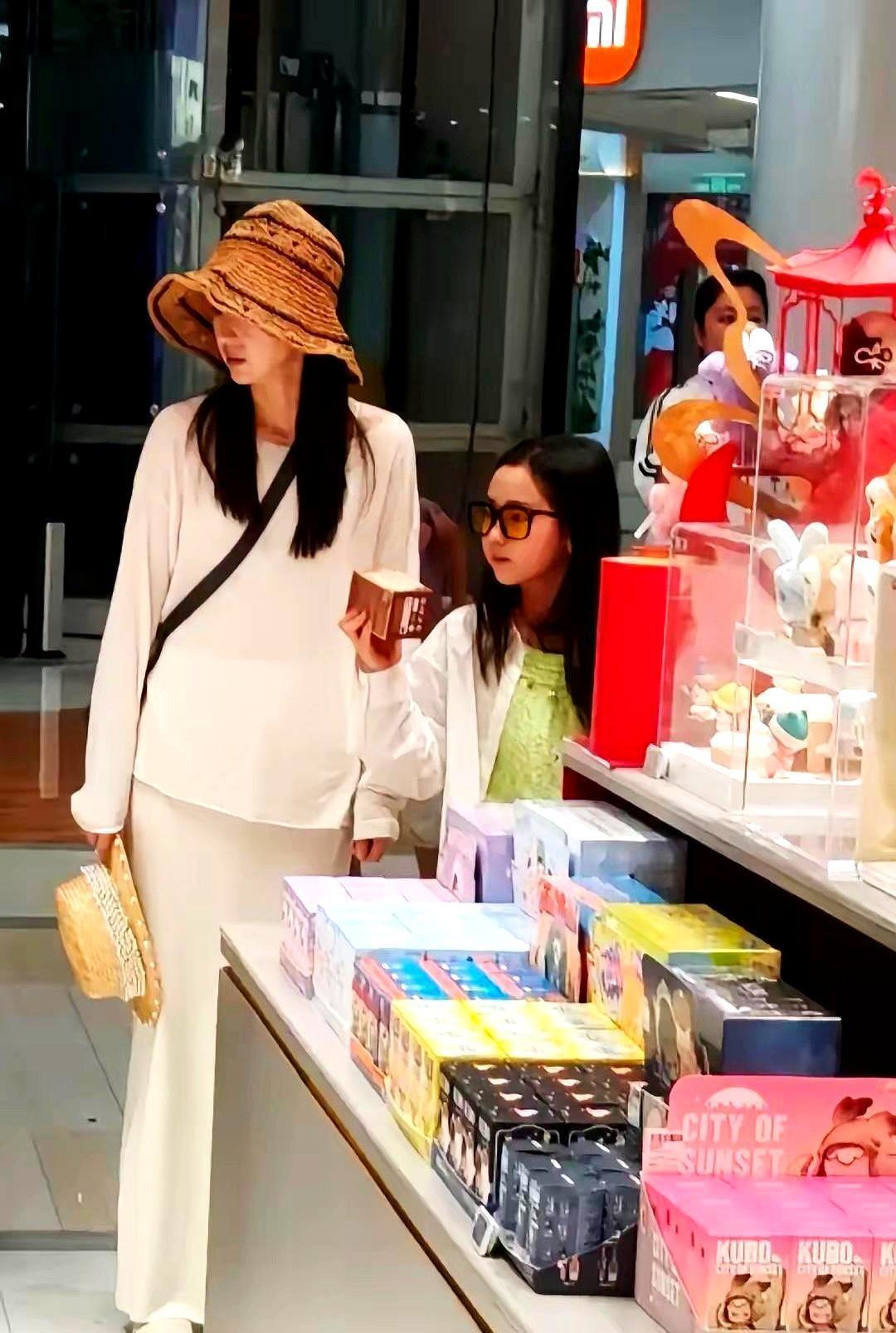 43岁董璇三亚被偶遇，白裙小腹微鼓，现任老公拎袋跟在后头像小助理——网友炸锅：又