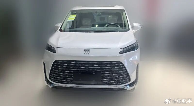 别克GL8PHEV销售反馈：1，陆尊和陆尚的客户群体不太一样，仅这家店而言，看