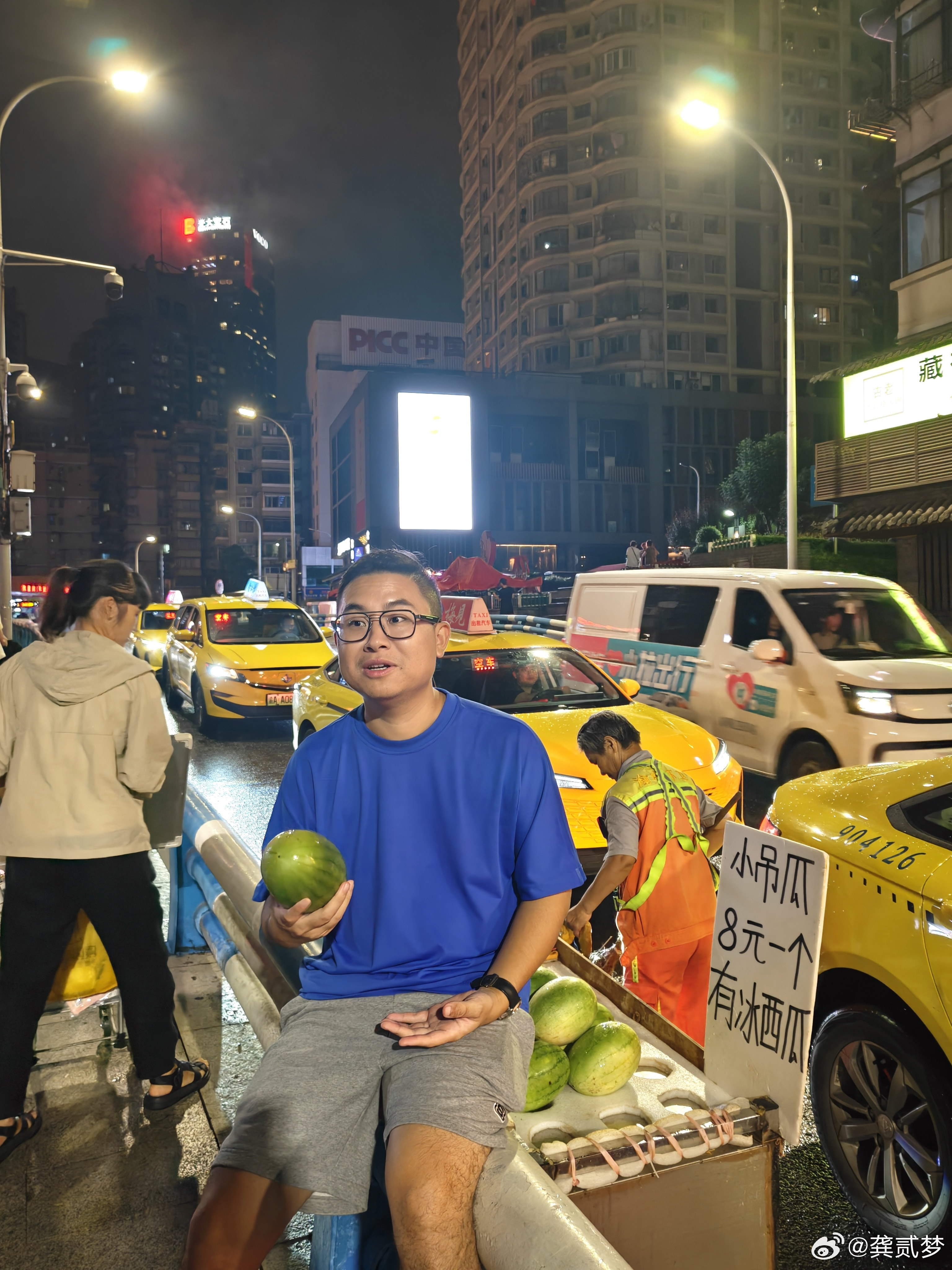 这人说来拍视频开头，拍着拍着说要拍个假装卖西瓜的镜头……然后…然后就把人西瓜吃了