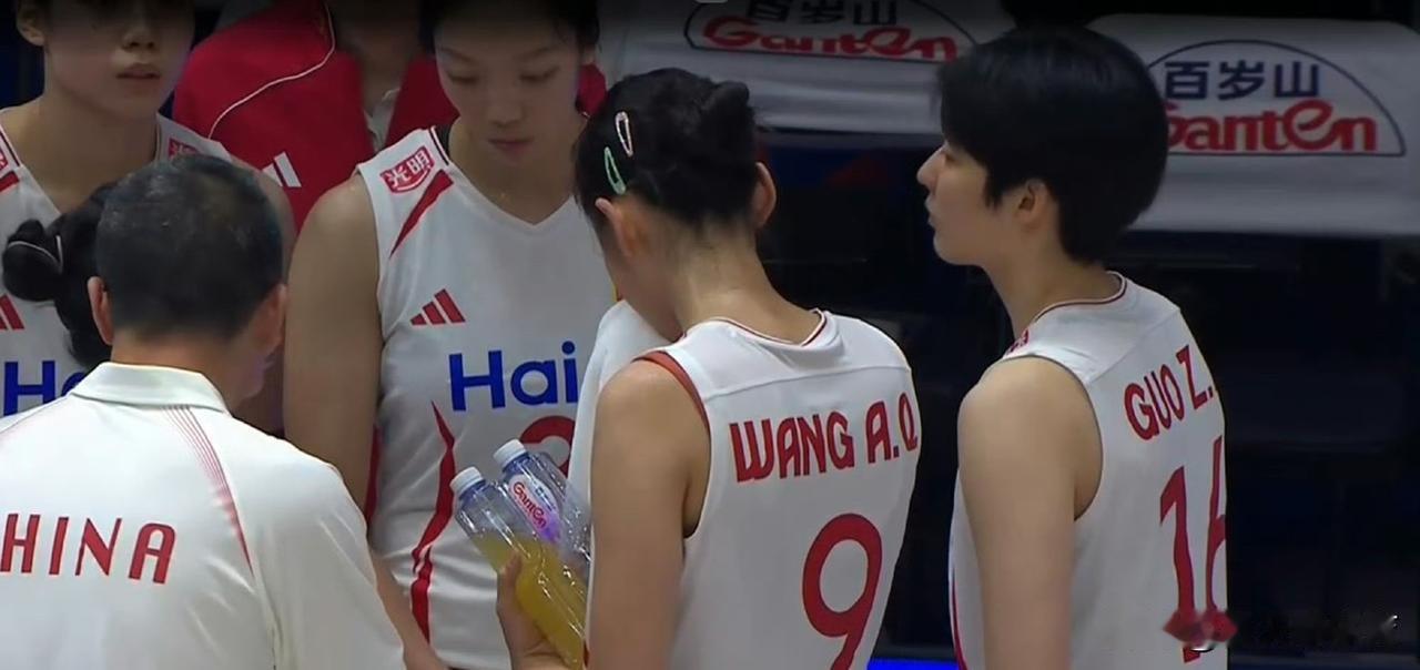 王奥芊你怎么这么争气啊！外国解说都激动了，大喊：中国女排又一颗冉冉升起的新星！王
