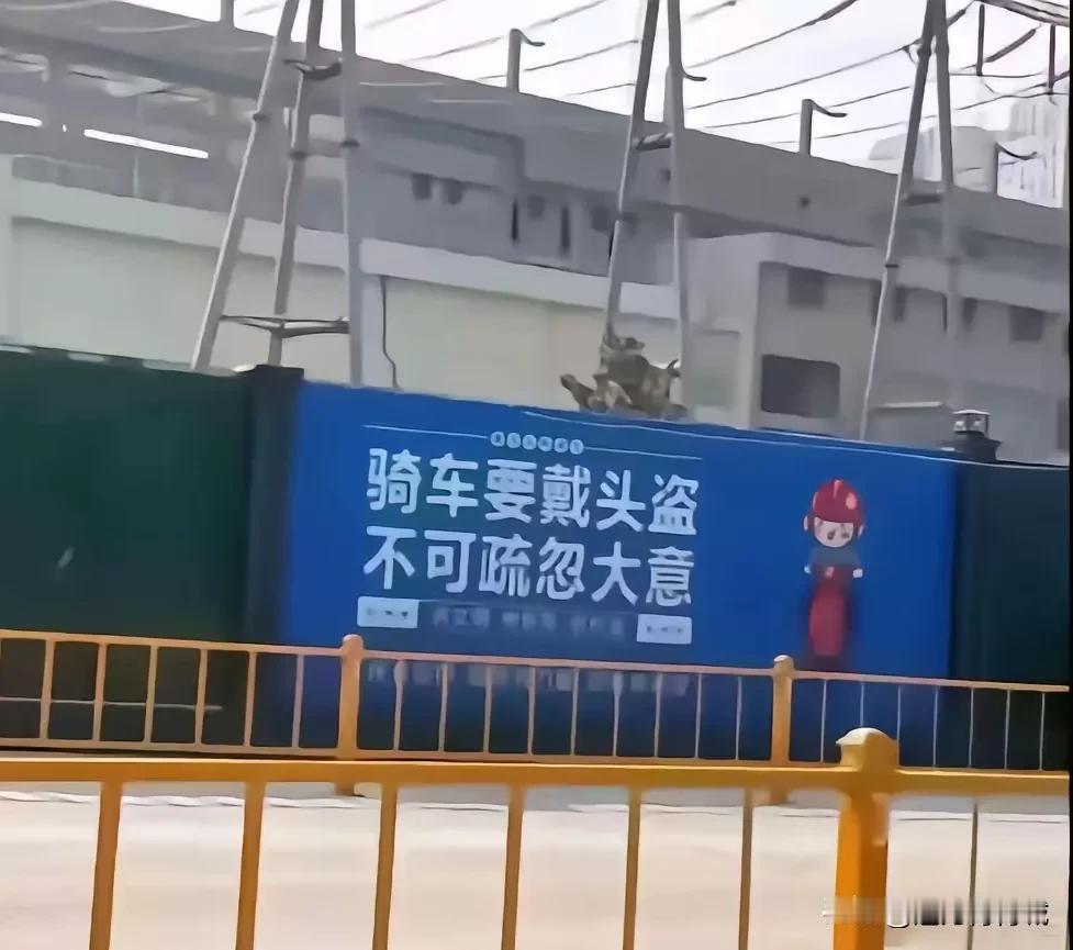朋友说这宣传栏内有2个错别字，可我只找到一个，请汉语言高手指点迷津！究竟哪两个是