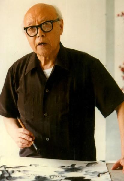1950年，一天，李苦禅路过一个胡同口，一个吴桥卖艺人正在耍刀，他看了一会儿，摇