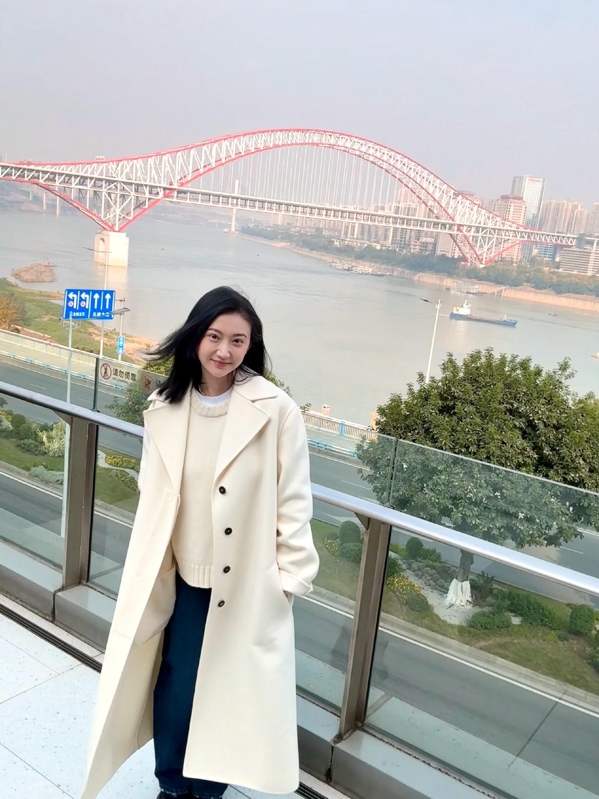 景甜，甜美私服上线，白衣轻裹，好甜好美。景甜