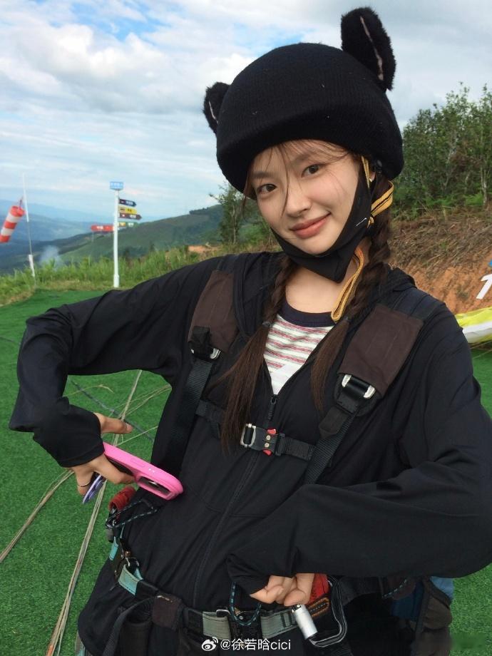 徐若晗滑翔伞遇双彩虹徐若晗这真的不是幸运buff叠满了吗，只是体验一下滑翔伞，就