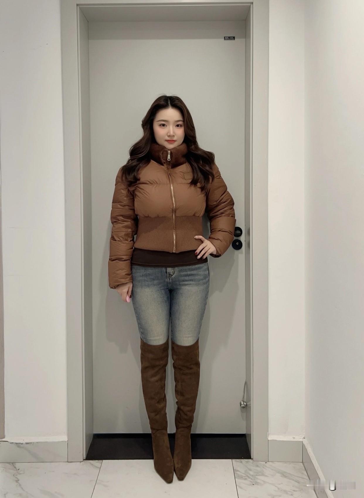 vlog打卡每日穿搭冬日穿搭指南：棕色羽绒服+牛仔裤+高筒靴，温暖又时尚！