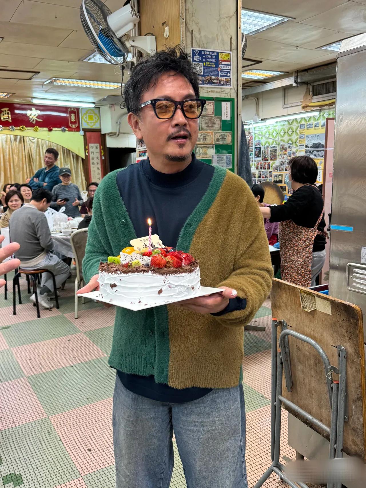 香港影帝简陋饭店庆62岁生日，桌子陈旧地面破损，毫不在意大开香槟！3月16日，