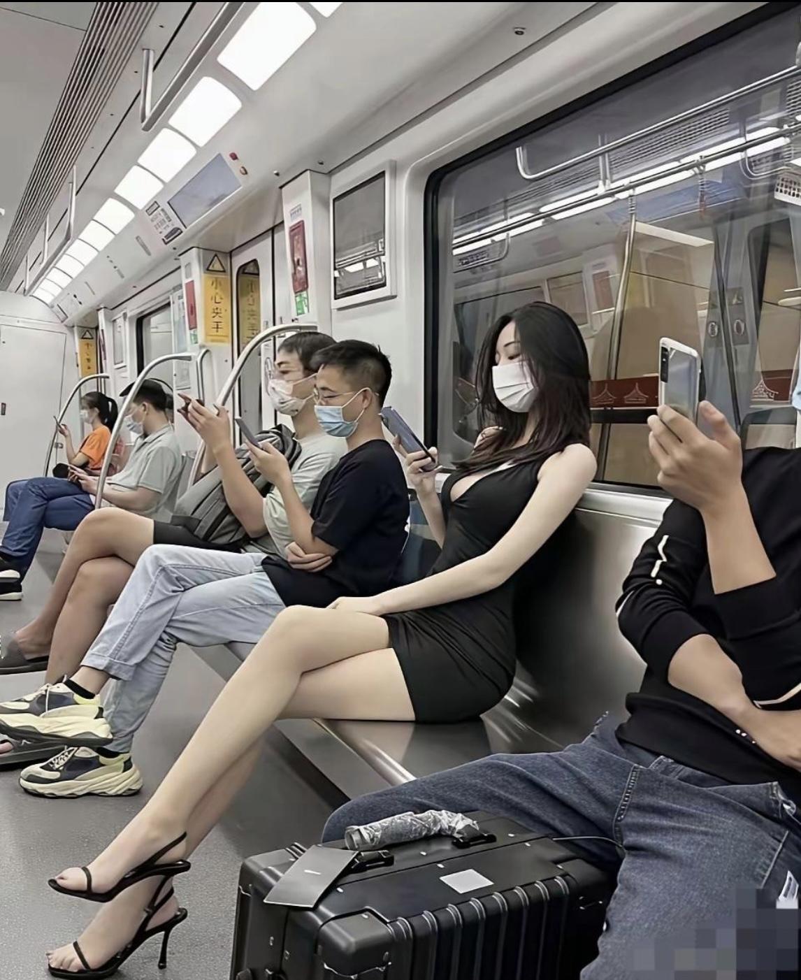 为什么大家都坐得离美女那么远啊？[哭哭]