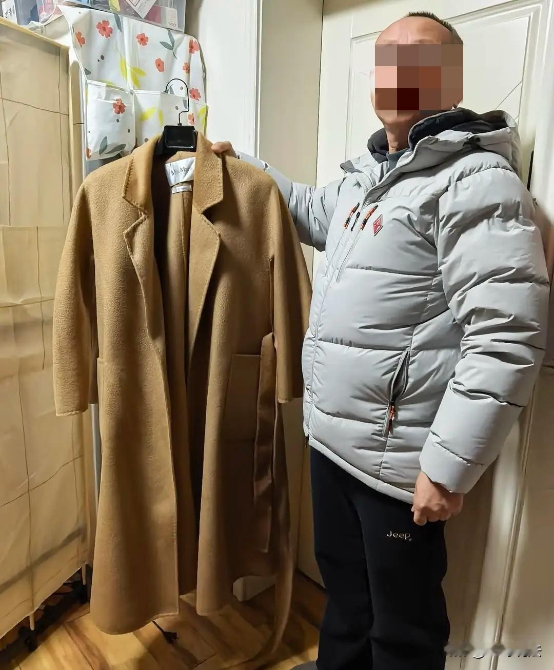 四川乐山，一男子花了3500元买了4件“100%山羊绒”大衣，收到货后，男子发现