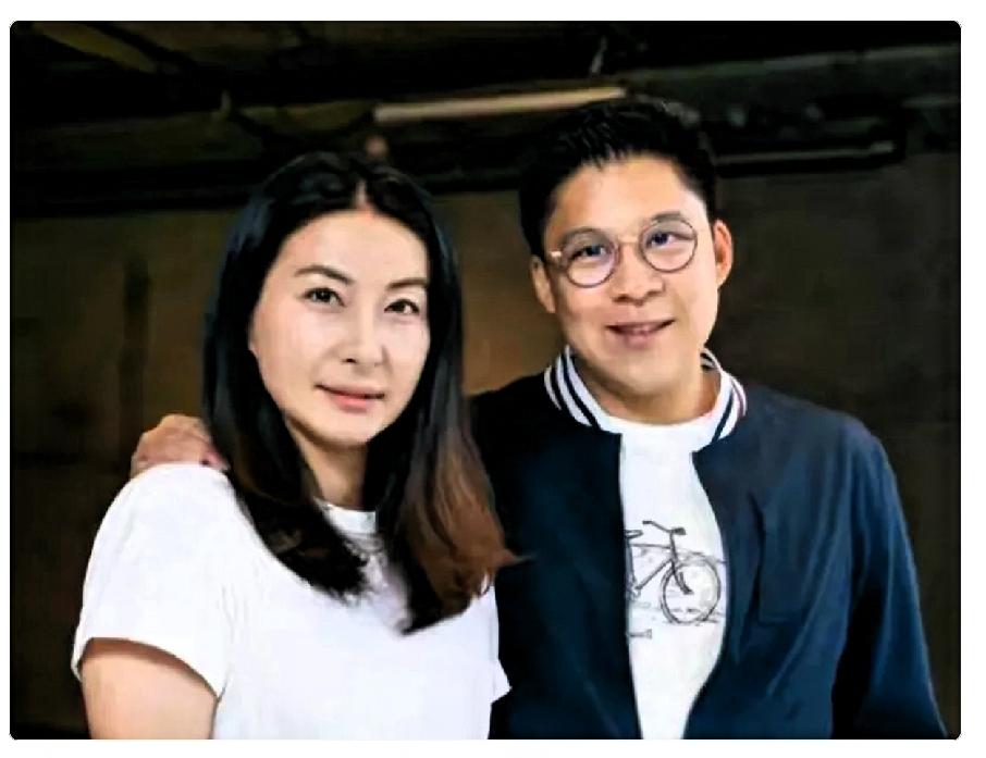 霍启刚近日访谈中提到：“刚给了儿子一部手机用。因为小学快毕业了，同学们都在用