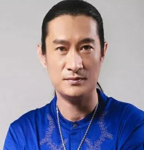 黄安在他60岁生日当天，直接带上全家老小，连夜把台北家中的物品收拾得干干净净，