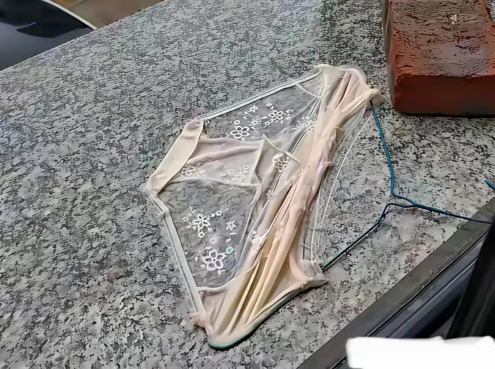 楼上漂亮邻居的衣服掉到阳台上了，需要怎么解释，才不会引起老婆和邻居的误会？