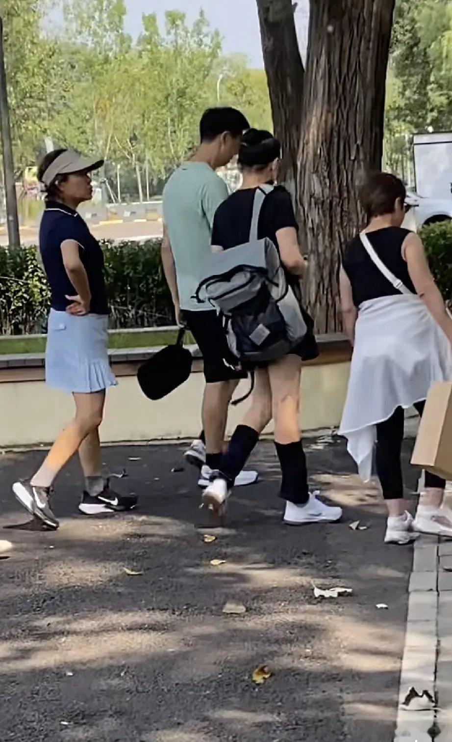 宋丹丹与李静等人一起在北京朝阳公园晨跑，66岁的宋丹丹身材很好，腿好细，背影像20岁，真让人羡慕。​
