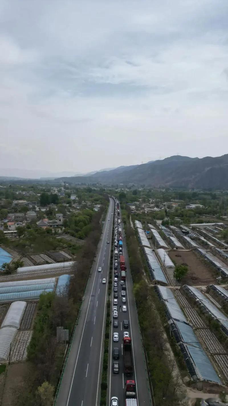 标题：小伙驾机返程，高空摄下高速堵车“壮观”景象！图片配置建议•主图：