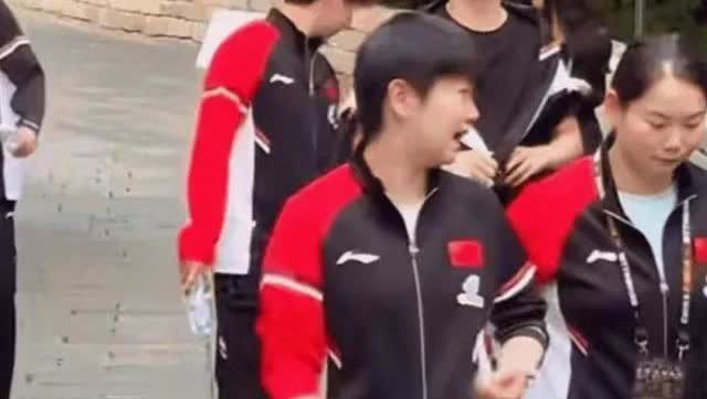 国乒抽签一结束，大部队都能各自散了，唯独世界第一的孙颖莎，被队医黄海带给“扣”下