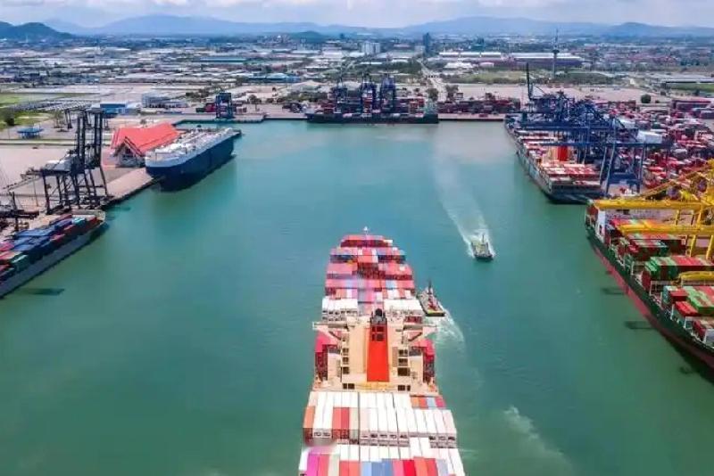 12月6日，路透社报道:“越南官方数据显示，前11月对美贸易顺差达1216亿美元