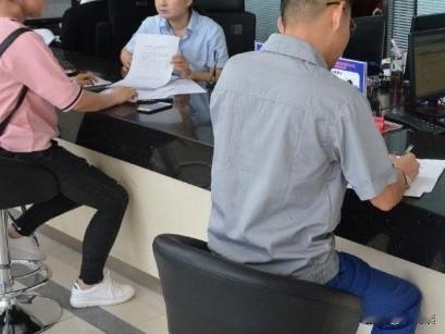 这也太吓人了，在银行办理业务，一定要多做一个动作，要不然你后悔莫及！我一小老