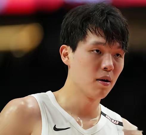 杨瀚森季前赛首秀6分4助攻杨瀚森这场季前赛的表现真的给人不小惊喜。全场出战20