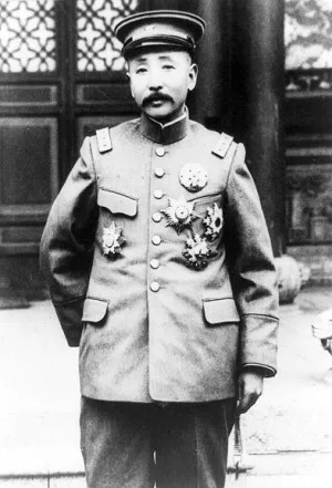 1894年，张作霖到财主家喝酒，席间，财主起身离去。不料，财主的小老婆，竟一把将