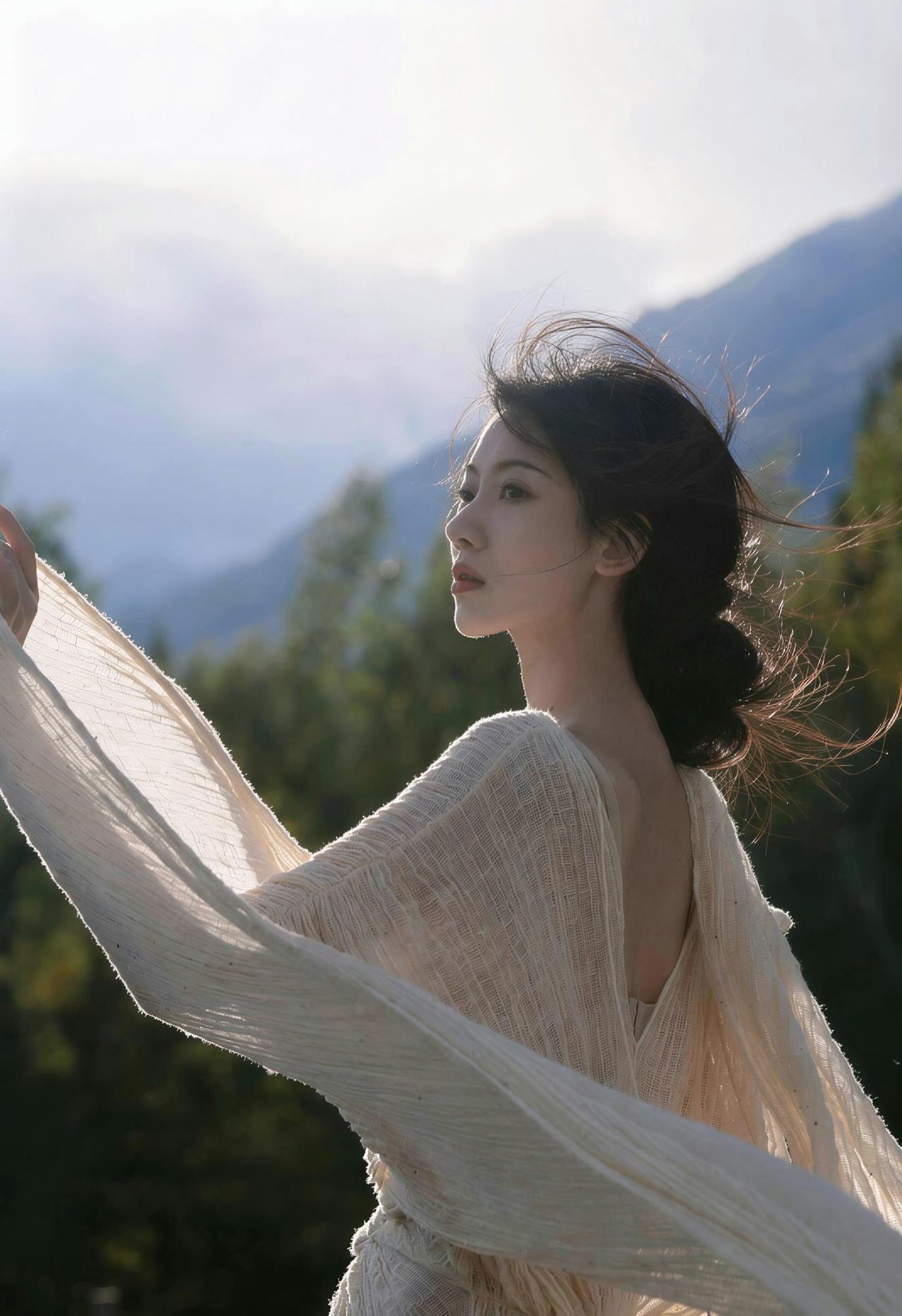 风掠过山野，裙摆扬起自由的弧度。与草木、繁花、落日相拥，让灵魂挣脱束缚，在天