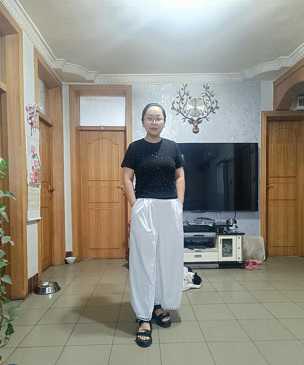 我花了29元买的这条阔腿裤，感觉穿上还行。却有人说我穿的不伦不类，显得像马戏团里